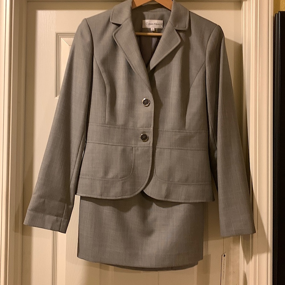 Calvin Klein Women’s 2-Piece suit (Blazer and Skirt: Size 4) Brand New